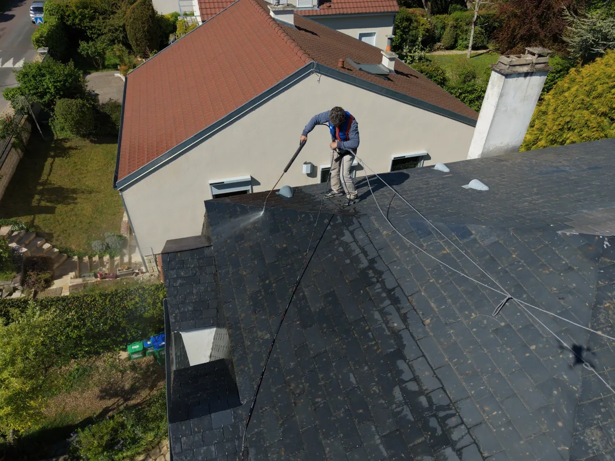 Démoussage toiture dans les Yvelines par MS Couverture